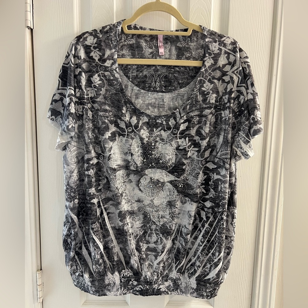 Kiara Black and Gray Patterned Short Sleeve Top